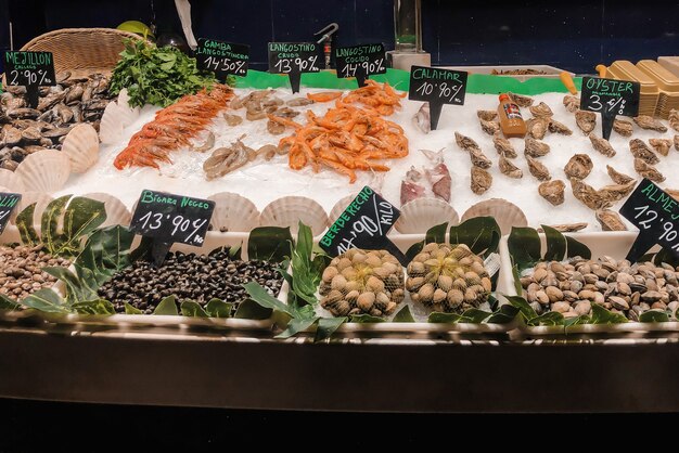 Mesa de mariscos en un mercado español. Fotografía gastronómica.