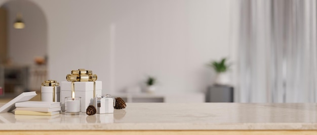 Mesa de mármol blanco con cajas de regalo de lujo y espacio para copiar sobre una sala de estar borrosa