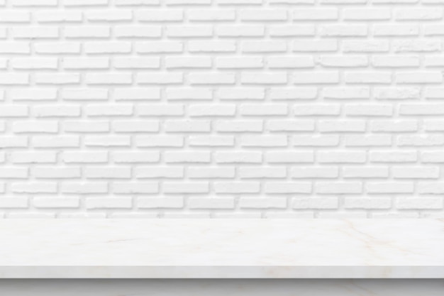 Mesa de mármol blanco vacía con fondo de pared de ladrillo