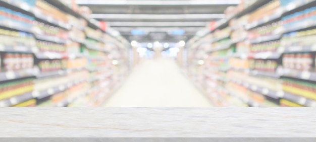 Mesa de mármol con fondo borroso de supermercado