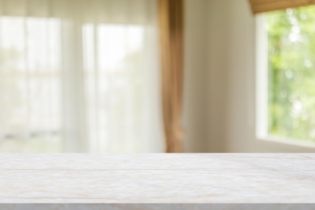 Mesa de mármol con interior de sala de desenfoque con fondo de cortina de ventana