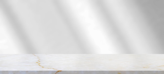 Mesa de mármol con sombra de ventana en fondo blanco de la pared para la exhibición de maquetas de productos