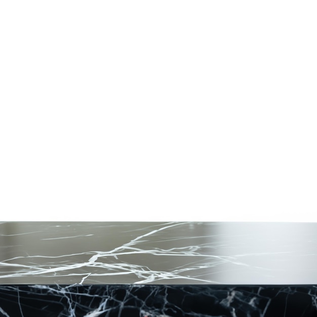 Mesa de mármol vacía para la exhibición de productos con fondo blanco sólido