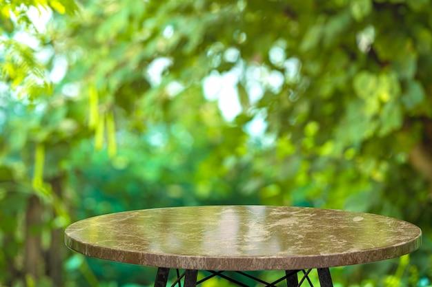 Mesa de mármol vacía para exhibición de productos frente al restaurante