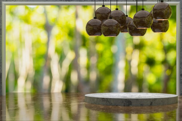 Mesa de mármol vacía para exhibición de productos en Green Garden Park