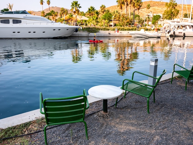 Mesa de mármol vacía frente al fondo del puerto deportivo