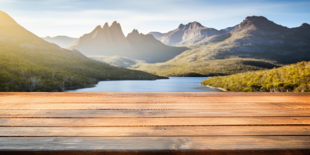 La mesa marrón de madera vacía con un fondo borroso de la montaña Cradle en Tasmania Exuberante