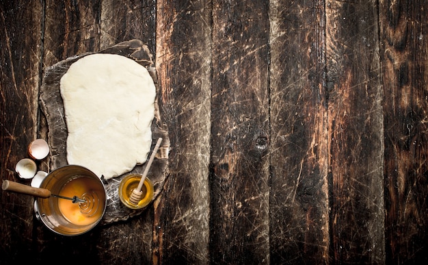 Foto mesa de masa. la pastelería con ingredientes.