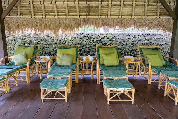 Mesa de masajes con vistas al jardín tropical Spa sala de masajes con sillones de masaje de pies en la isla Bali Indonesia