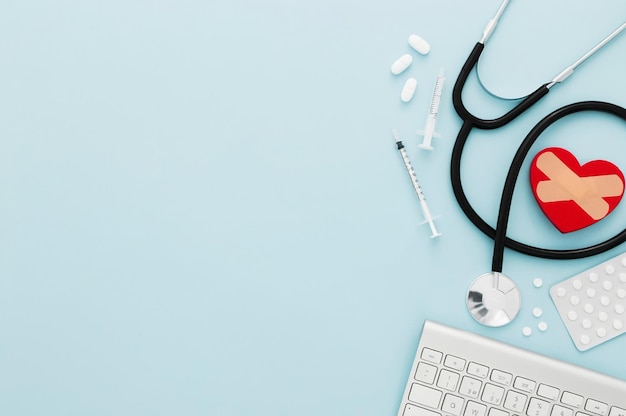 mesa médica com estetoscópio e teclado branco