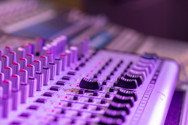 Foto mesa de mezclas de estudio de grabación de sonido producción musical profesional