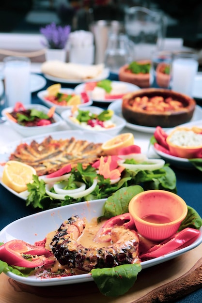 Foto mesa meze de cena tradicional turca y griega