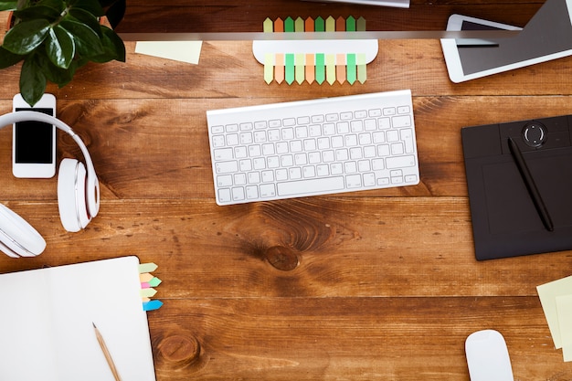 Mesa moderna com organizador de notebook e monitor de computador na mesa de madeira marrom