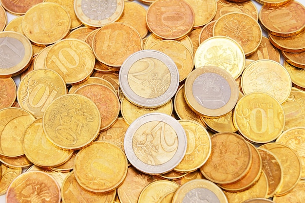 mesa de monedas de oro. Muchas monedas de oro