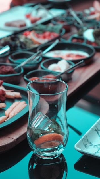 una mesa con muchos platos de comida, incluidos alimentos y bebidas