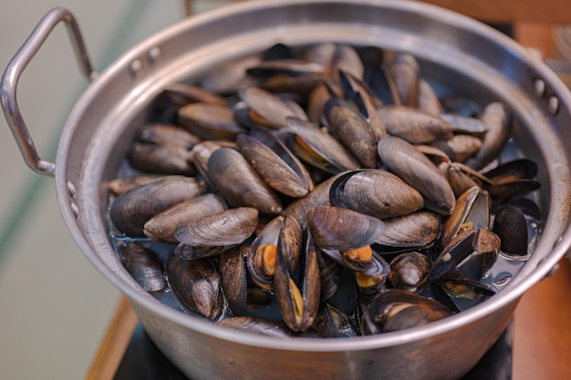 En una mesa se muestra un plato de mejillones.