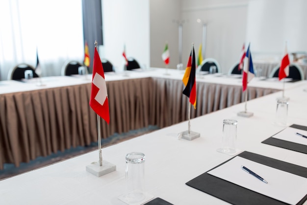 Foto mesa na sala de reuniões de uma conferência internacional