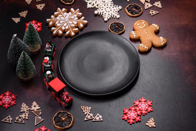 Mesa de Navidad festiva casera decorada con juguetes y panes de jengibre