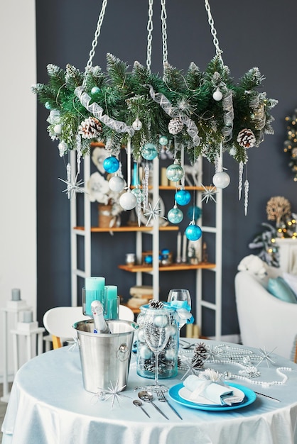 Foto mesa de navidad. fondo de árbol de navidad de decoración azul y blanco. celebración de año nuevo. feliz navidad y próspero año nuevo.