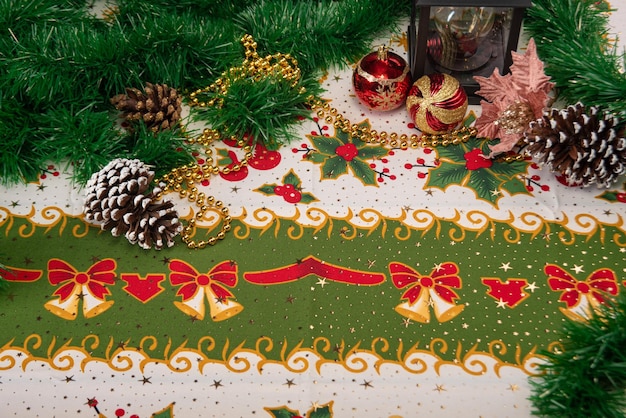Mesa de Navidad hermosa mesa decorada con objetos de Navidad enfoque selectivo