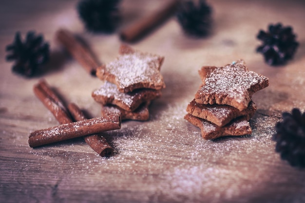 Mesa de Navidad imagen borrosa galletas caseras en respaldo de madera