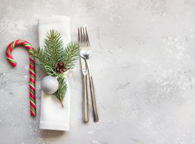 Mesa de Navidad o año nuevo con decoraciones festivas.