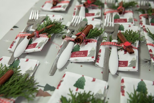 mesa para Navidad con platos blancos y sillas rojas