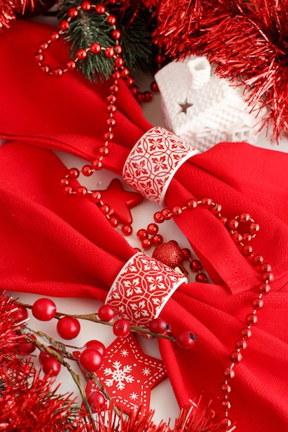 Mesa de Navidad roja y blanca con adornos navideños