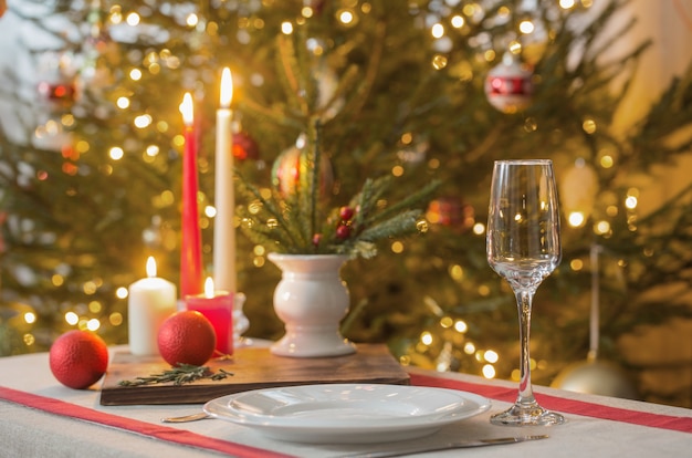 Mesa de navidad con velas en abeto de pared