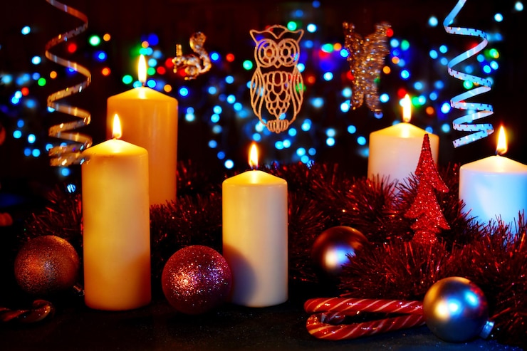 Foto mesa navideña de año nuevo con decoración. velas, relojes y juguetes navideños con luces.