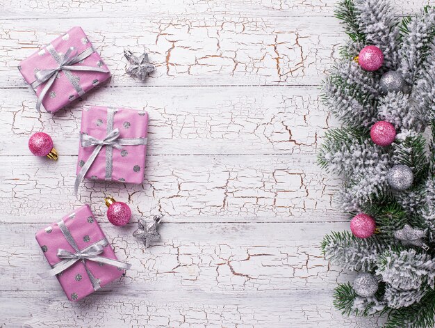 Mesa navideña con caja de regalo rosa