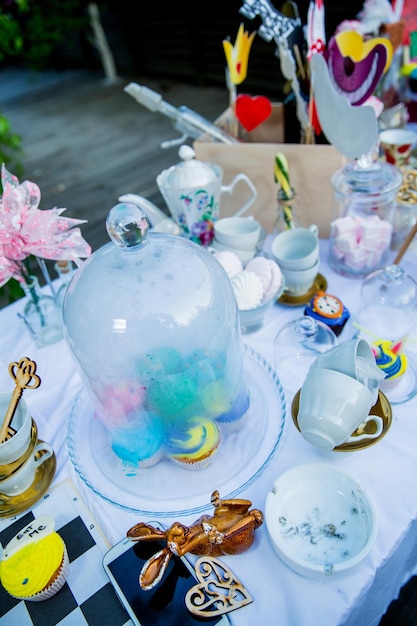 Mesa navideña para la ceremonia del té Mesa con dulces Mesa de Alicia en el País de las Maravillas