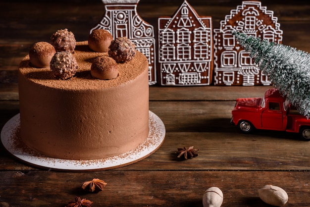 Mesa navideña con delicioso pastel de trufa y hermosos panes de jengibre. Ambiente festivo en Nochebuena