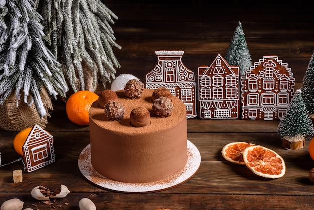 Mesa navideña con delicioso pastel de trufa y hermosos panes de jengibre. Ambiente festivo en Nochebuena