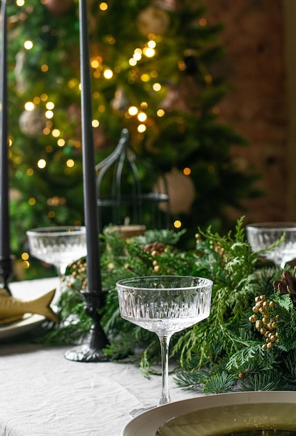 Mesa navideña festiva con copas de champán Menú del restaurante