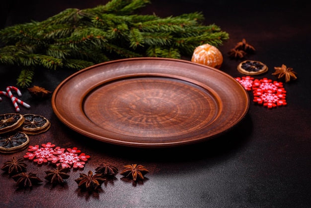 Mesa navideña con plato vacío y superficie con adornos de Año Nuevo