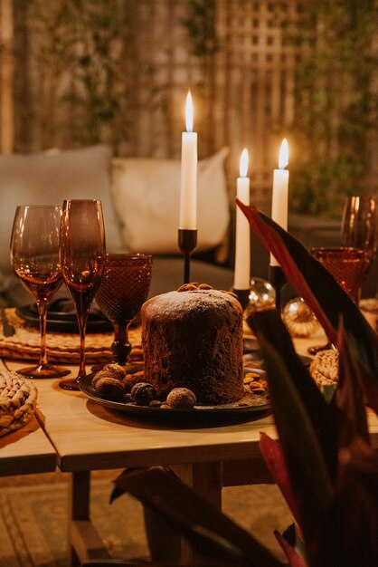 Foto mesa navideña con pudín y velas.