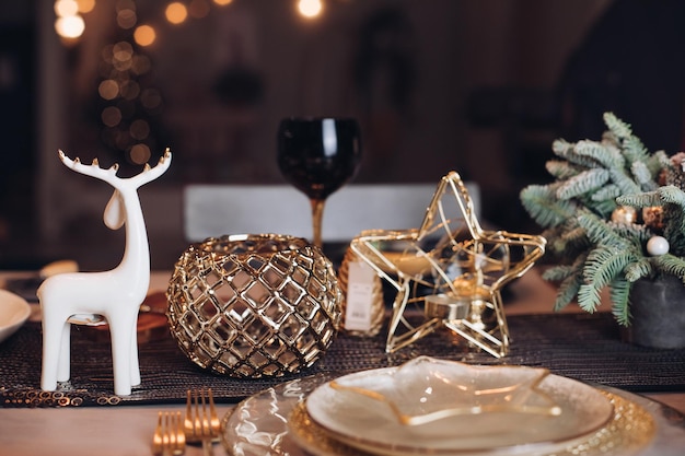 Mesa navideña en la sala de estar con los objetos de decoración navideña. Concepto de víspera de año nuevo