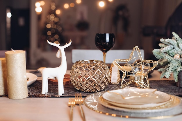 Mesa navideña en la sala de estar con los objetos de decoración navideña. Concepto de víspera de año nuevo