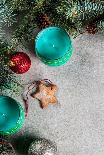 Mesa navideña, para tarjeta de felicitación. Decoración de Navidad, velas, abeto y galletas de jengibre en mesa de piedra gris. Vista superior, .