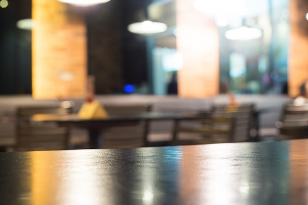 Foto mesa negra con luz de fondo borroso