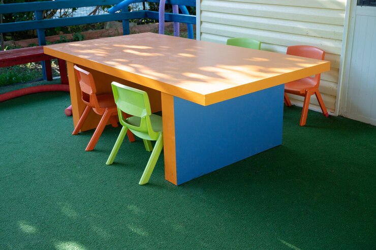 Mesa para niños y sillas en el patio de recreo.