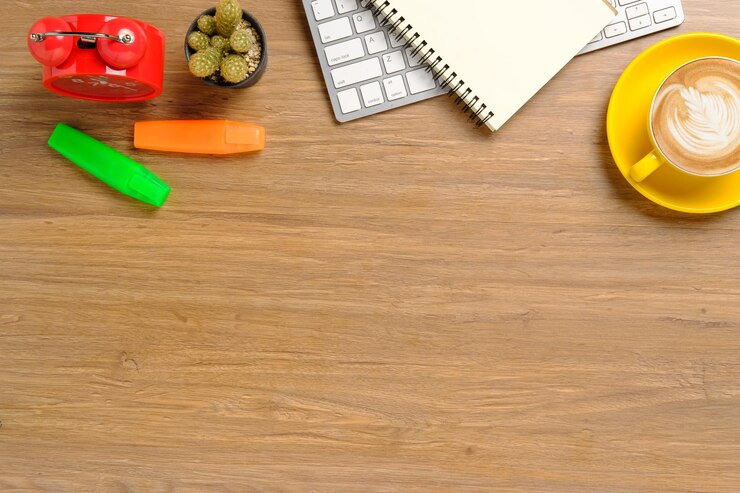 Foto mesa de oficina con cabeza de teclado teléfono lápiz iluminador cuaderno calculador reloj