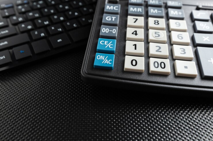 Foto mesa de oficina con calculadora
