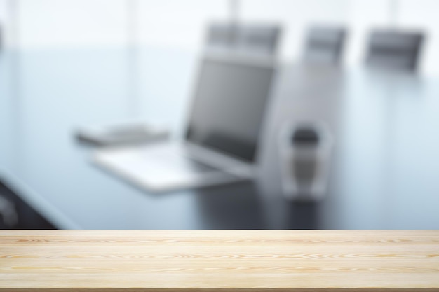 Mesa de oficina de madera vacía con lugar de trabajo soleado con computadora en maqueta de fondo