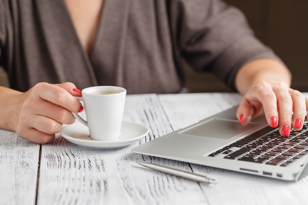 Mesa de oficina con pc, taza de café