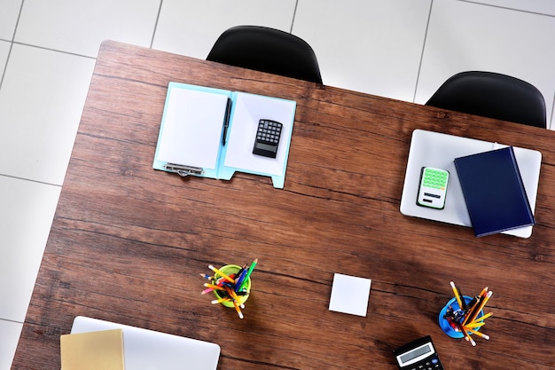 Foto mesa de oficina para reuniones vista superior