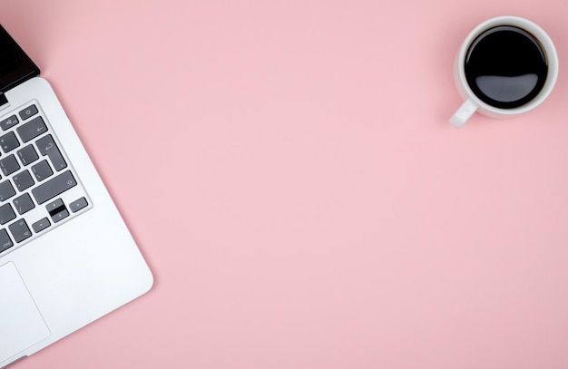 Mesa de oficina rosa con computadora Vista superior con espacio para copiar