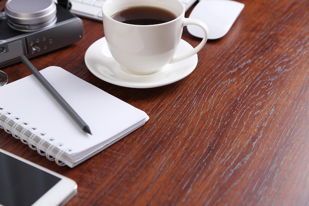 Mesa de oficina con suministros y gadgets.