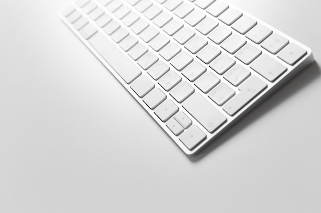 Mesa de oficina con teclado aislado en blanco